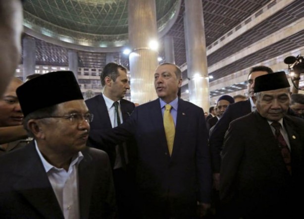 Cumhurbaşkanı Erdoğan Endonezya'da Cuma namazı kıldı