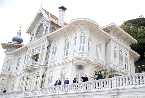 Foto - Cumhurbaşkanı Erdoğan fetih kutlamaları dolayısıyla Boğaz'dan geçen tekneleri selamladı
