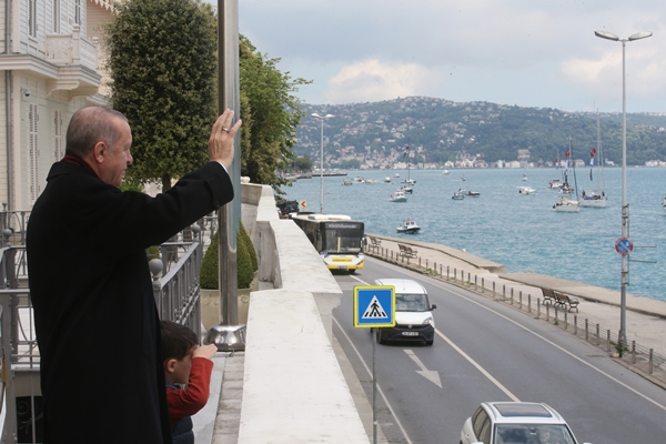 Foto - Cumhurbaşkanı Erdoğan fetih kutlamaları dolayısıyla Boğaz'dan geçen tekneleri selamladı