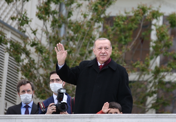 Foto - Cumhurbaşkanı Erdoğan fetih kutlamaları dolayısıyla Boğaz'dan geçen tekneleri selamladı