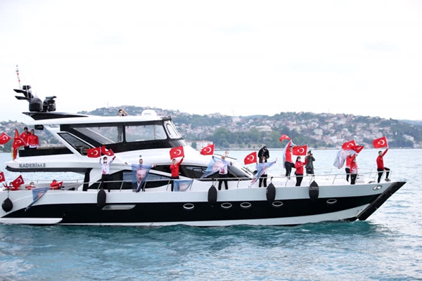 Foto - Cumhurbaşkanı Erdoğan fetih kutlamaları dolayısıyla Boğaz'dan geçen tekneleri selamladı