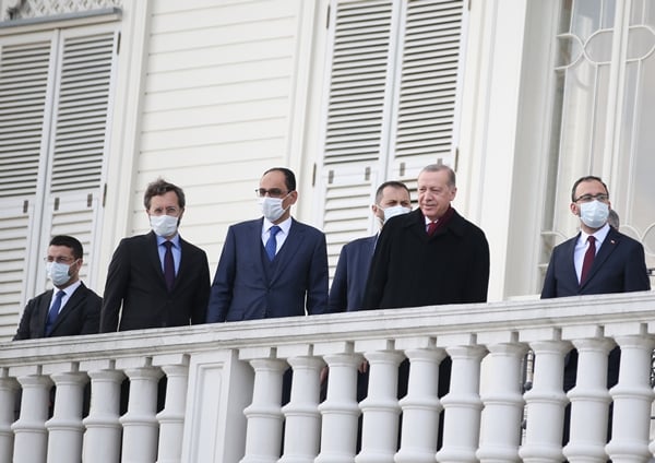Foto - Cumhurbaşkanı Erdoğan fetih kutlamaları dolayısıyla Boğaz'dan geçen tekneleri selamladı