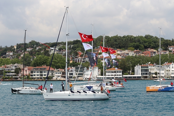 Foto - Cumhurbaşkanı Erdoğan fetih kutlamaları dolayısıyla Boğaz'dan geçen tekneleri selamladı