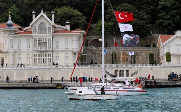 Foto - Cumhurbaşkanı Erdoğan fetih kutlamaları dolayısıyla Boğaz'dan geçen tekneleri selamladı