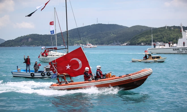 Foto - Cumhurbaşkanı Erdoğan fetih kutlamaları dolayısıyla Boğaz'dan geçen tekneleri selamladı