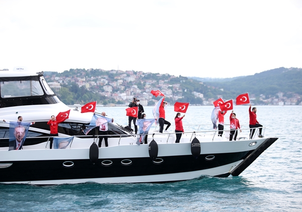 Foto - Cumhurbaşkanı Erdoğan fetih kutlamaları dolayısıyla Boğaz'dan geçen tekneleri selamladı