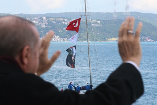 Foto - Sahil yolundan geçen araçlar da korna çalarak geçişe eşlik etti.