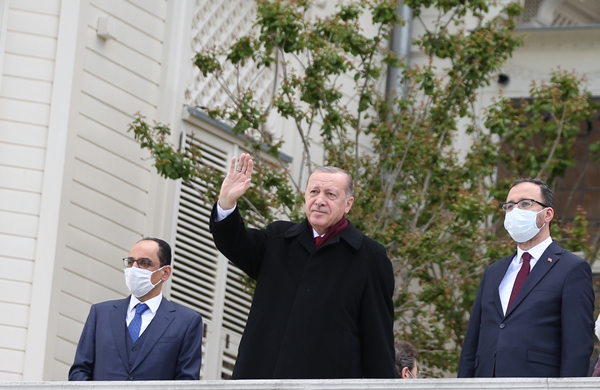 Foto - Cumhurbaşkanı Erdoğan fetih kutlamaları dolayısıyla Boğaz'dan geçen tekneleri selamladı