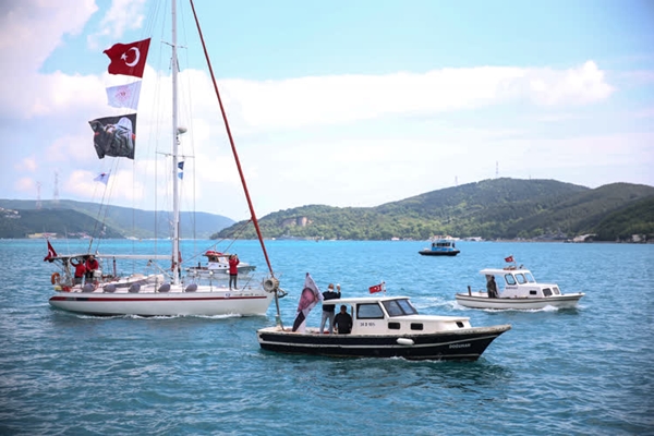 Foto - Cumhurbaşkanı Erdoğan fetih kutlamaları dolayısıyla Boğaz'dan geçen tekneleri selamladı