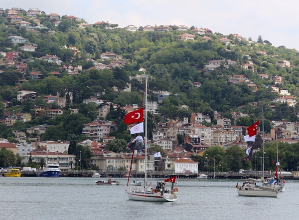 Foto - Cumhurbaşkanı Erdoğan fetih kutlamaları dolayısıyla Boğaz'dan geçen tekneleri selamladı