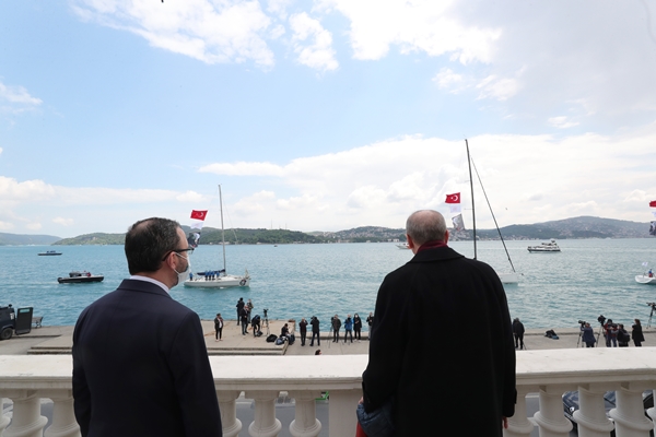 Foto - Cumhurbaşkanı Erdoğan fetih kutlamaları dolayısıyla Boğaz'dan geçen tekneleri selamladı