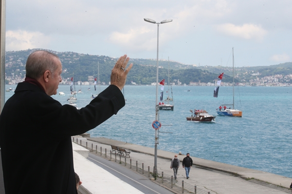 Foto - Yelkenlilere sahil güvenlik botları, deniz polisi ve balıkçı tekneleri de eşlik etti.