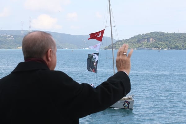 Foto - Cumhurbaşkanı Erdoğan fetih kutlamaları dolayısıyla Boğaz'dan geçen tekneleri selamladı