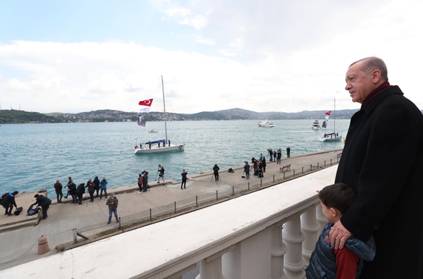 Foto - Cumhurbaşkanı Erdoğan fetih kutlamaları dolayısıyla Boğaz'dan geçen tekneleri selamladı
