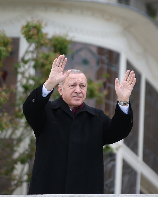 Foto - Cumhurbaşkanı Erdoğan fetih kutlamaları dolayısıyla Boğaz'dan geçen tekneleri selamladı
