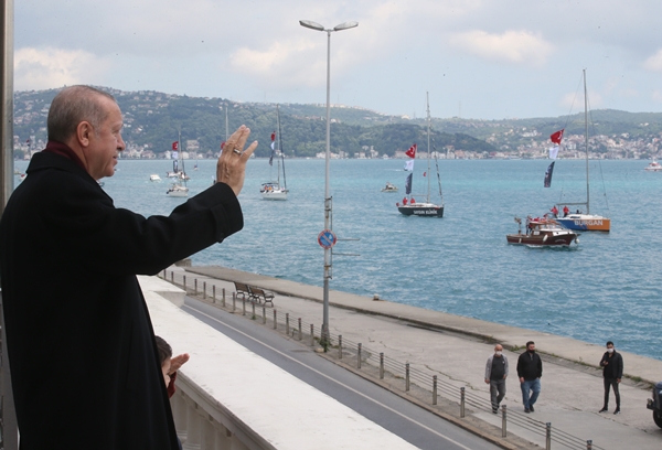 Foto - Cumhurbaşkanı Erdoğan fetih kutlamaları dolayısıyla Boğaz'dan geçen tekneleri selamladı