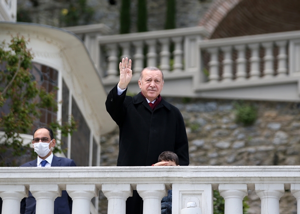 Foto - Cumhurbaşkanı Erdoğan fetih kutlamaları dolayısıyla Boğaz'dan geçen tekneleri selamladı