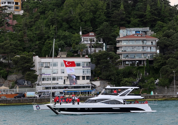 Foto - Cumhurbaşkanı Erdoğan fetih kutlamaları dolayısıyla Boğaz'dan geçen tekneleri selamladı