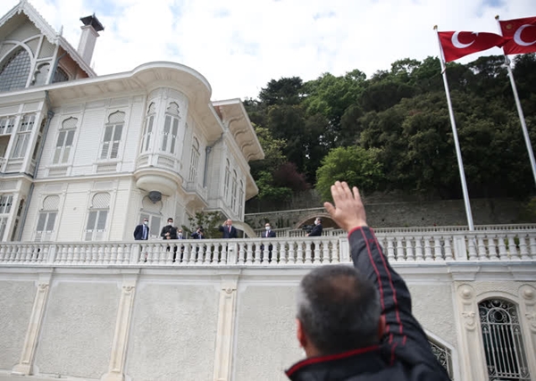 Foto - Cumhurbaşkanı Erdoğan fetih kutlamaları dolayısıyla Boğaz'dan geçen tekneleri selamladı