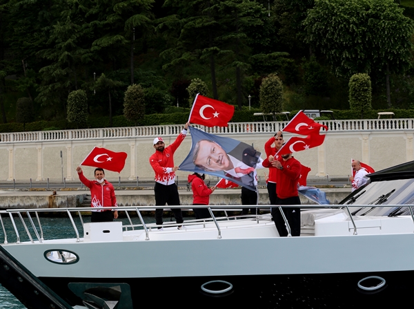 Foto - Cumhurbaşkanı Erdoğan fetih kutlamaları dolayısıyla Boğaz'dan geçen tekneleri selamladı