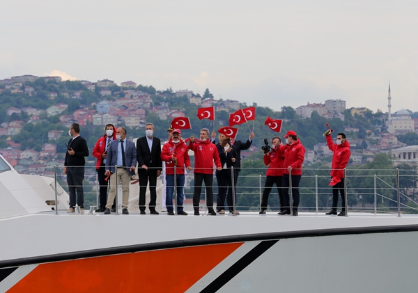 Foto - Cumhurbaşkanı Erdoğan fetih kutlamaları dolayısıyla Boğaz'dan geçen tekneleri selamladı