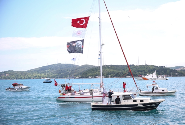 Foto - Cumhurbaşkanı Erdoğan fetih kutlamaları dolayısıyla Boğaz'dan geçen tekneleri selamladı