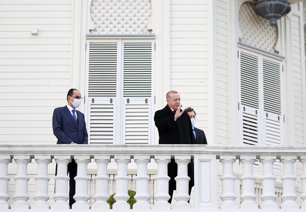 Foto - Cumhurbaşkanı Erdoğan fetih kutlamaları dolayısıyla Boğaz'dan geçen tekneleri selamladı