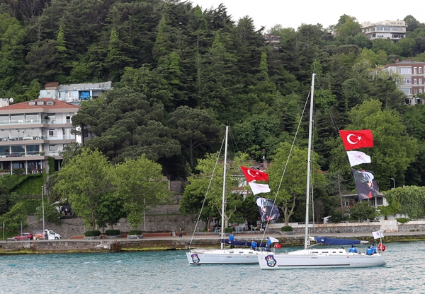 Foto - Cumhurbaşkanı Erdoğan fetih kutlamaları dolayısıyla Boğaz'dan geçen tekneleri selamladı