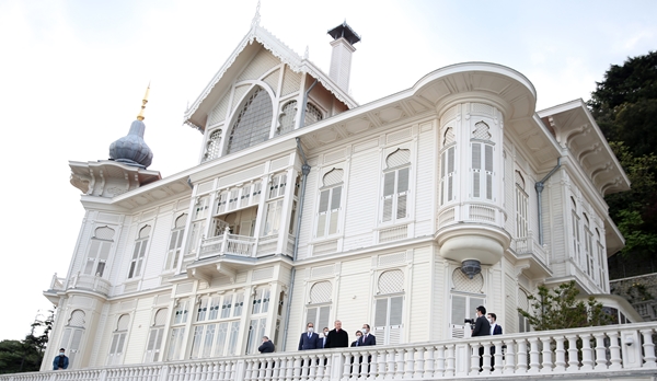 Foto - Cumhurbaşkanı Erdoğan fetih kutlamaları dolayısıyla Boğaz'dan geçen tekneleri selamladı