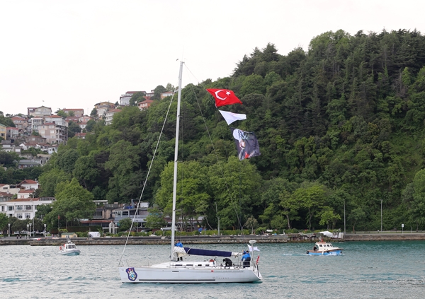 Foto - Cumhurbaşkanı Erdoğan fetih kutlamaları dolayısıyla Boğaz'dan geçen tekneleri selamladı