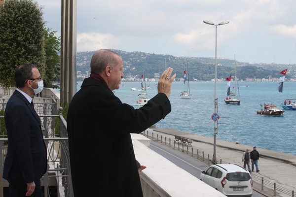 Foto - Teknelerde Türk bayrakları, Cumhurbaşkanı Erdoğan'ın posterleri, Gençlik ve Spor Bakanlığı'nın bayrakları ve Fatih Sultan Mehmet'in posterleri asıldı.