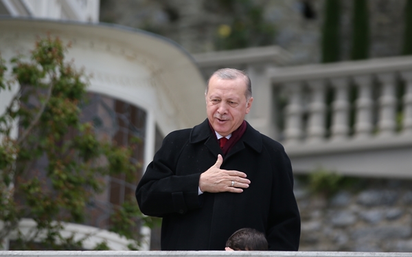 Foto - Cumhurbaşkanı Erdoğan fetih kutlamaları dolayısıyla Boğaz'dan geçen tekneleri selamladı