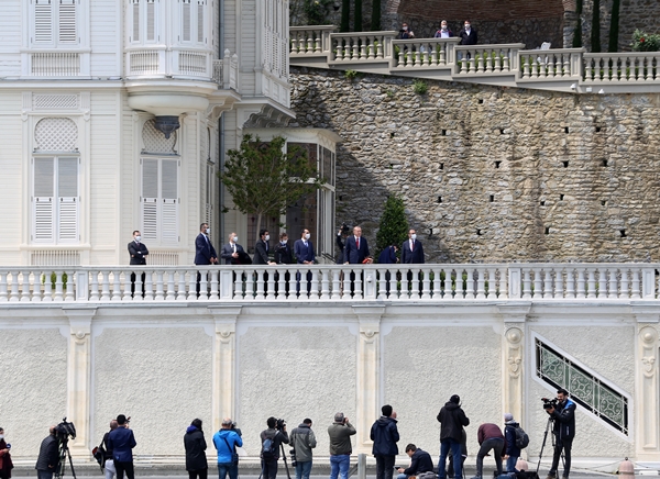 Foto - Cumhurbaşkanı Erdoğan fetih kutlamaları dolayısıyla Boğaz'dan geçen tekneleri selamladı
