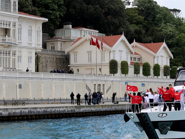Foto - Cumhurbaşkanı Erdoğan fetih kutlamaları dolayısıyla Boğaz'dan geçen tekneleri selamladı