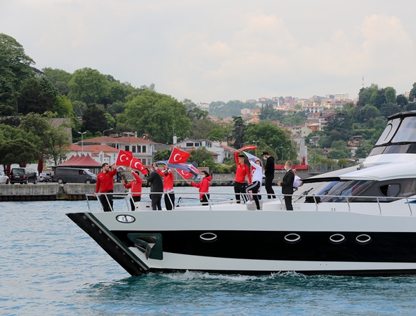 Foto - Cumhurbaşkanı Erdoğan fetih kutlamaları dolayısıyla Boğaz'dan geçen tekneleri selamladı