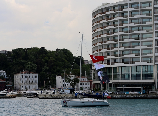 Foto - Cumhurbaşkanı Erdoğan fetih kutlamaları dolayısıyla Boğaz'dan geçen tekneleri selamladı