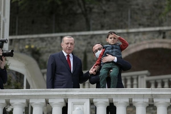 Cumhurbaşkanı Erdoğan fetih kutlamaları dolayısıyla Boğaz'dan geçen tekneleri selamladı