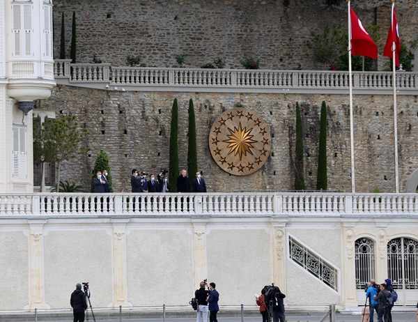 Foto - Cumhurbaşkanı Erdoğan fetih kutlamaları dolayısıyla Boğaz'dan geçen tekneleri selamladı