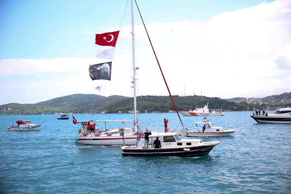 Foto - Teknelerin geçişi sırasında Türk bayraklarıyla, Cumhurbaşkanı Erdoğan'ı selamladı.