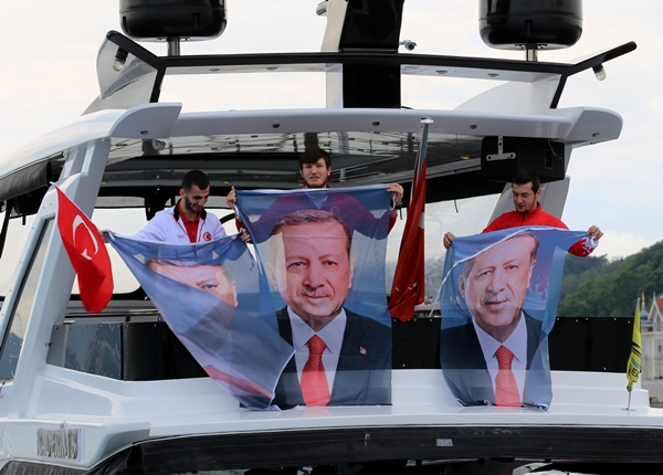 Foto - Cumhurbaşkanı Erdoğan fetih kutlamaları dolayısıyla Boğaz'dan geçen tekneleri selamladı
