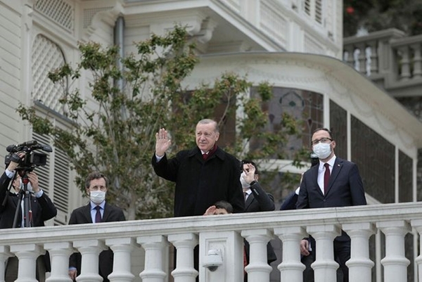 Foto - Türk bayraklı tekneler, Huber Köşkü'nün önünden geçerken Cumhurbaşkanı Recep Tayyip Erdoğan'ı selamladı.