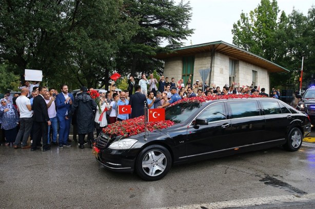 Foto - Cumhurbaşkanı Erdoğan güllerle karşılandı