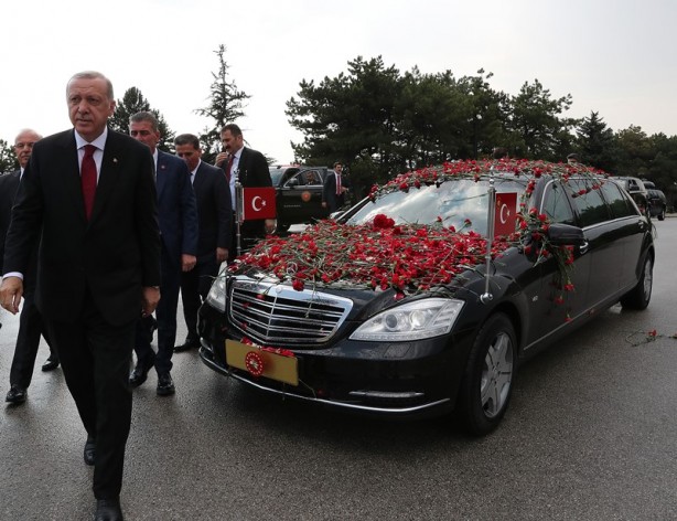 Foto - Cumhurbaşkanı Erdoğan güllerle karşılandı