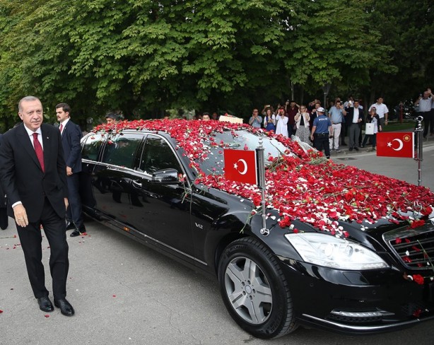 Foto - Cumhurbaşkanı Erdoğan güllerle karşılandı