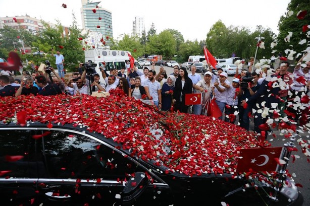 Foto - Cumhurbaşkanı Erdoğan güllerle karşılandı