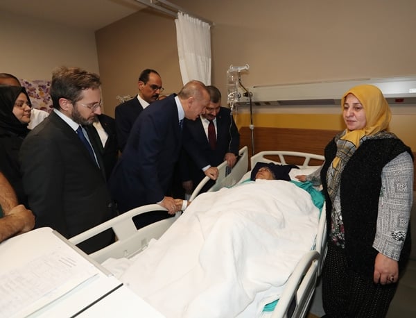 Cumhurbaşkanı Erdoğan hastanede yaralıları ziyaret etti
