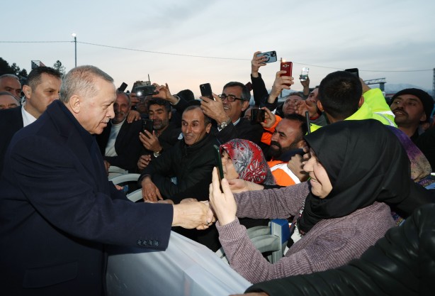Cumhurbaşkanı Erdoğan konteyner kenti ziyaret etti