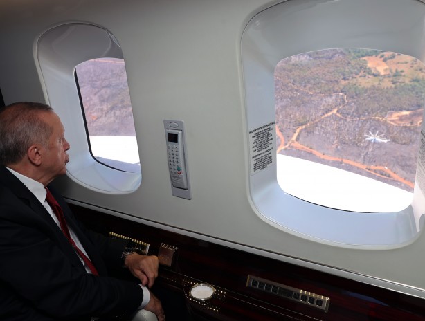 Cumhurbaşkanı Erdoğan Marmaris'teki yangını havadan inceledi