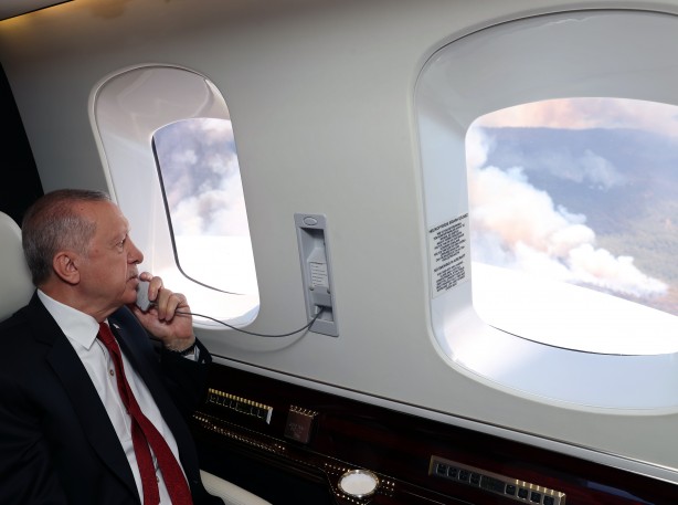 Foto - Cumhurbaşkanı Erdoğan Marmaris'teki yangını havadan inceledi
