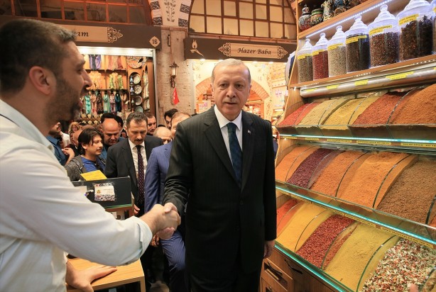 Foto - Cumhurbaşkanı Erdoğan Mısır Çarşısı'nı gezdi